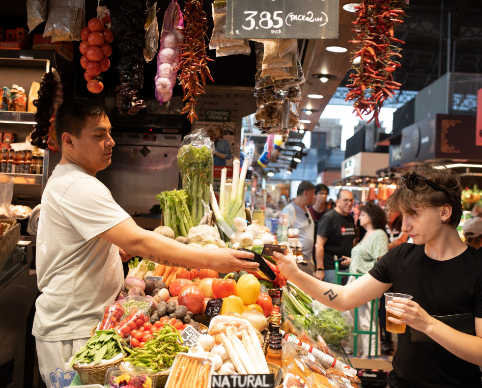 Una persona compra en el mercado de la Boquería @ep