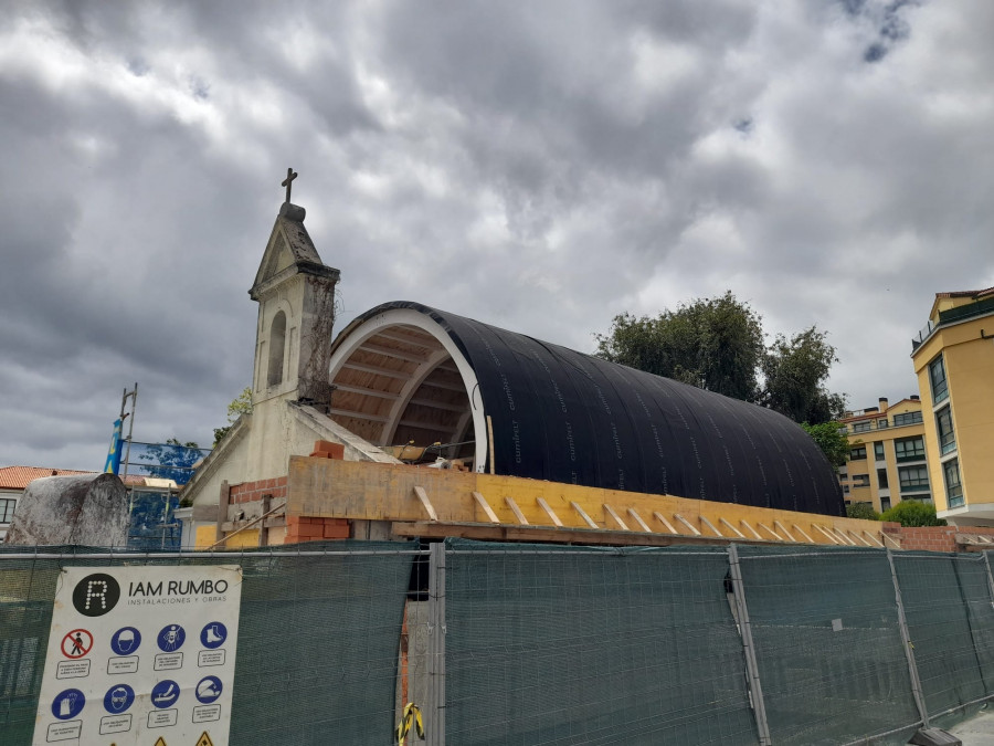 La capilla del Balneario de Arteixo ya luce su cubierta de zinc como parte de su reforma total