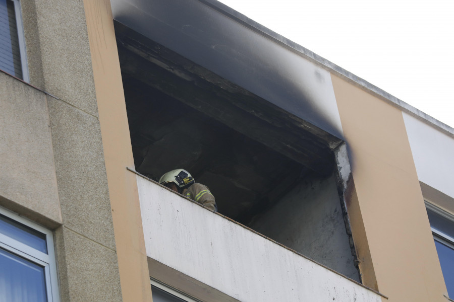 Un incendio destruye una vivienda en Eirís y obliga a evacuar un edificio