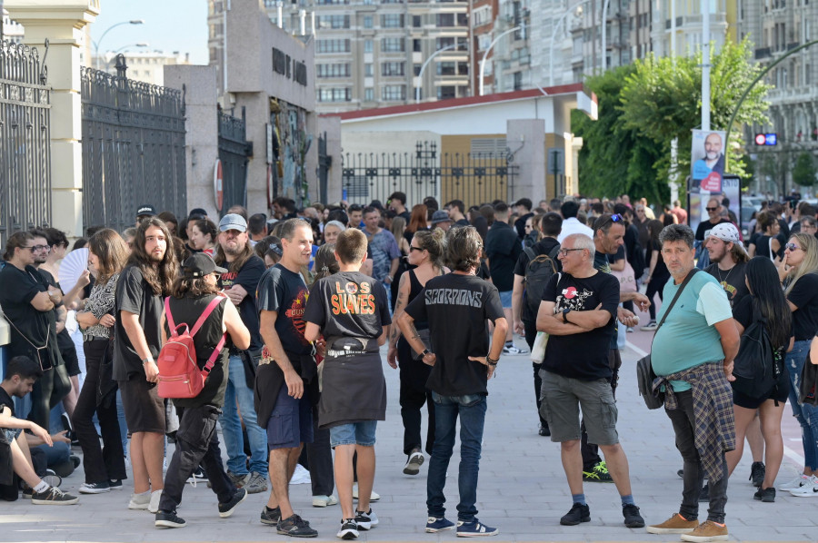 Centenares de personas aguardan a que abran las puertas de los muelles para el concierto de Scorpions