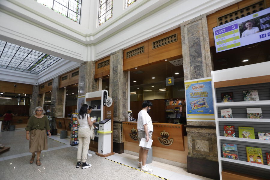 Los coruñeses apuraron el voto por correo hasta última hora de la tarde