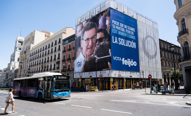 El PP despliega en Madrid una lona en la que Feijóo llama al voto útil más allá de su partido