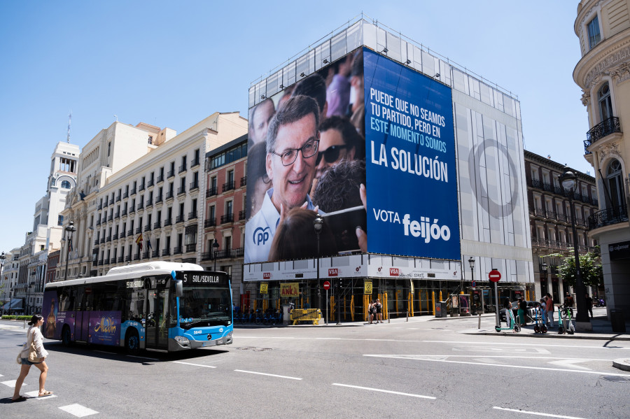 El PP despliega en Madrid una lona en la que Feijóo llama al voto útil más allá de su partido