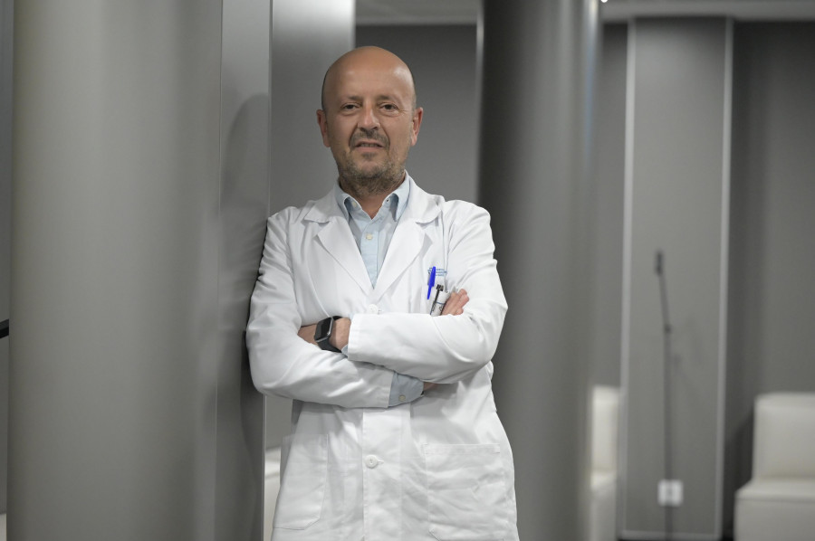 Juan de la Cámara, oncólogo del Hospital de A Coruña: "Estamos viendo un aumento de los casos de cáncer de colon entre los menores de 50 años”