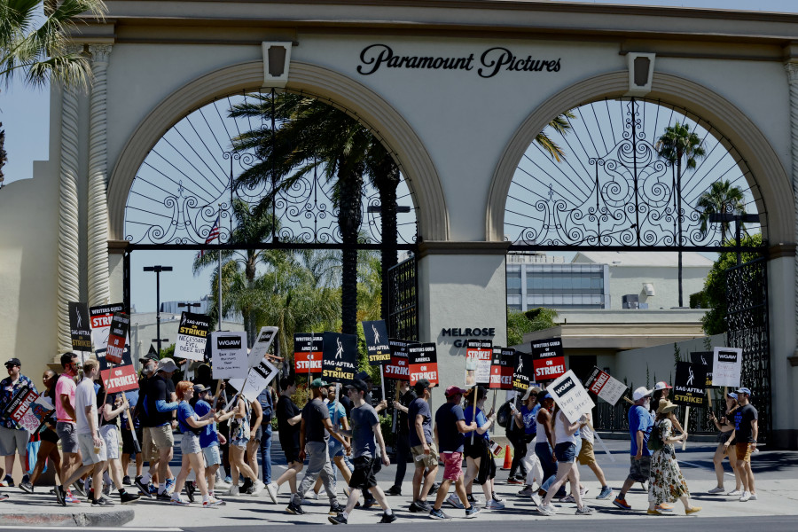 Los actores de Hollywood toman las calles con entusiasmo en su primer día de huelga