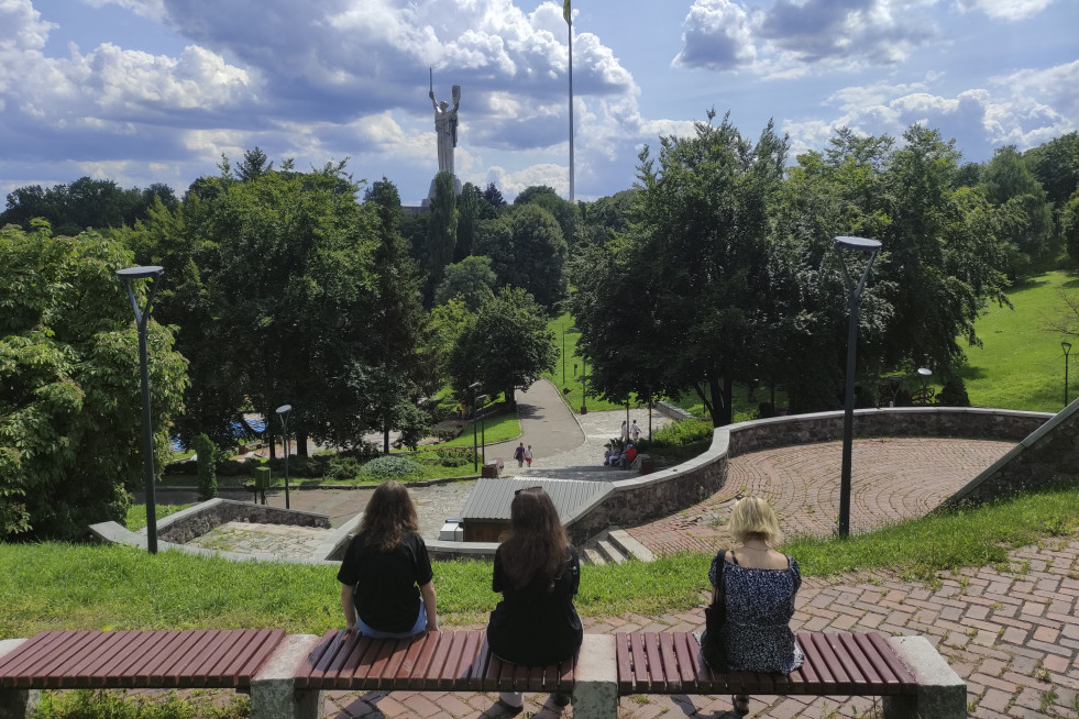 Vista de la estatua de la Madre Patria (al fondo) en Kiev, Ucrania