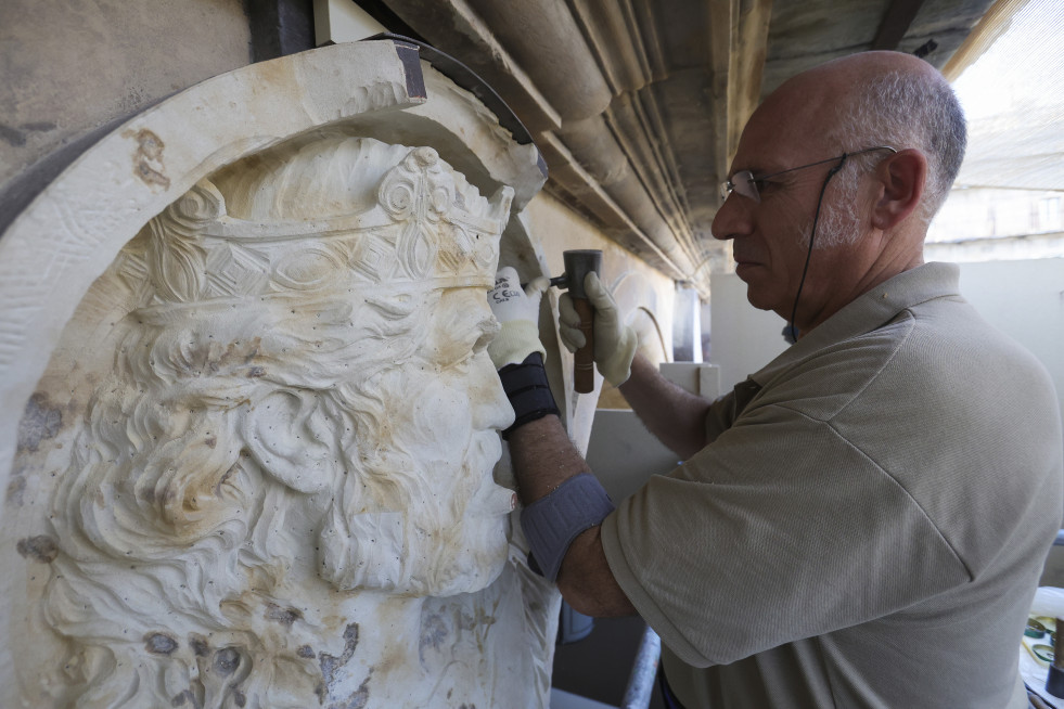 Óscar Alvariño es el escultor que realiza el Medallón de Alfonso IX en la plaza Mayor de Salamanca