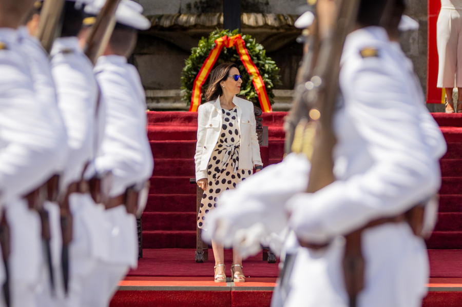 La ministra de Defensa preside la entrega de reales despachos en la Escuela Naval de Marín