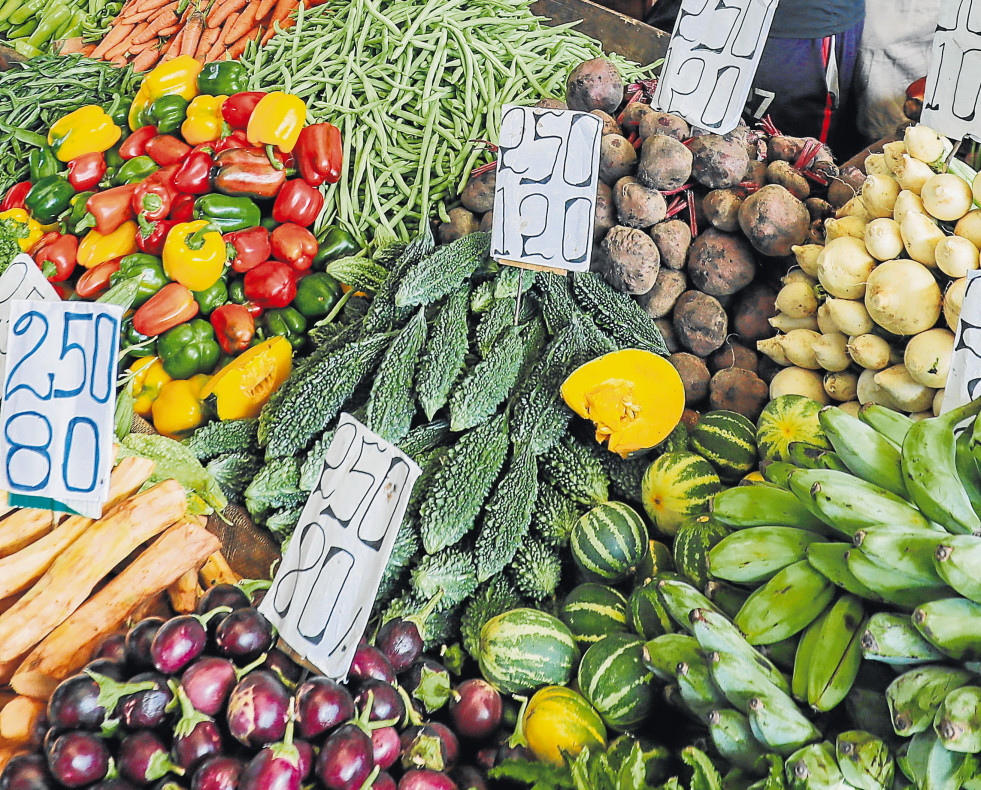 FOTO   puesto de venta de vegetales  efe