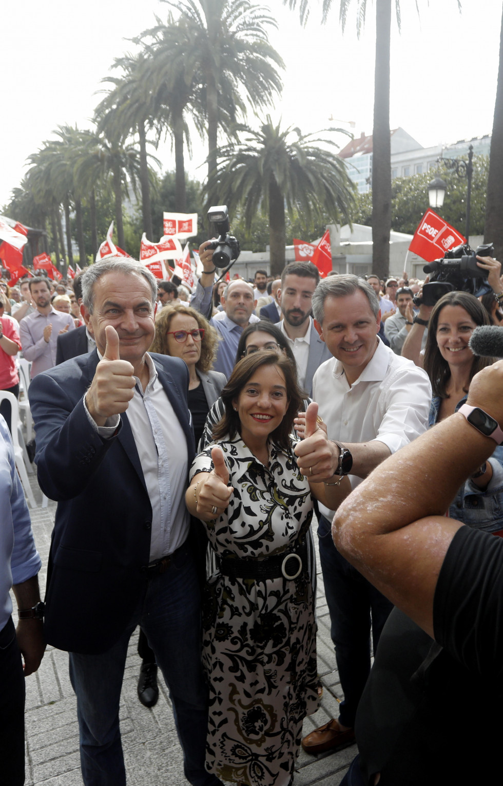 El expresidente Zapatero  reúne a más de 2.000 personas en los jardines de Méndez Núñez (3)