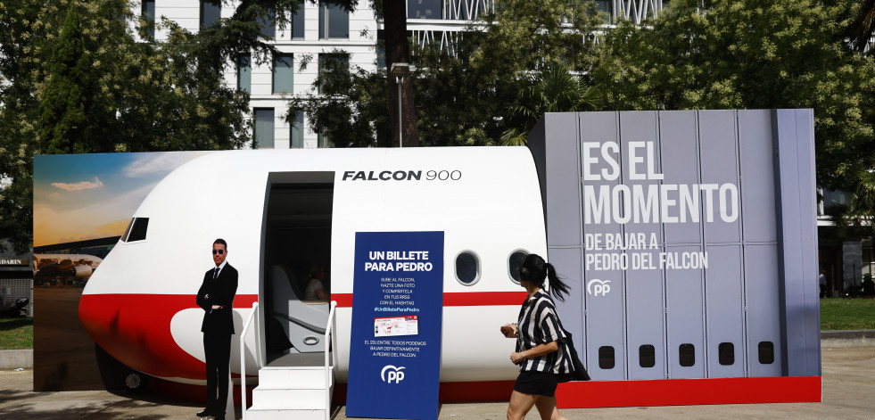 El PP instala una maqueta con el Falcon junto a la plaza de Colón: 