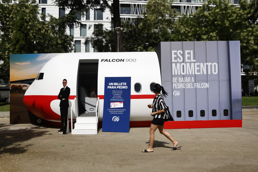 Maqueta del Falcon del PP en la plaza de Colón