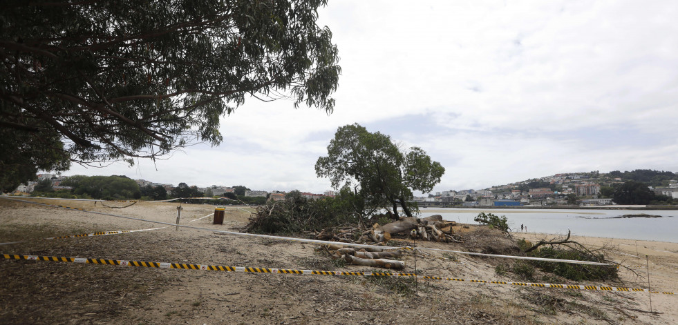 Retiran la escombrera de la playa de Santa Cristina que enfrentó a Oleiros con Demarcación de Costas