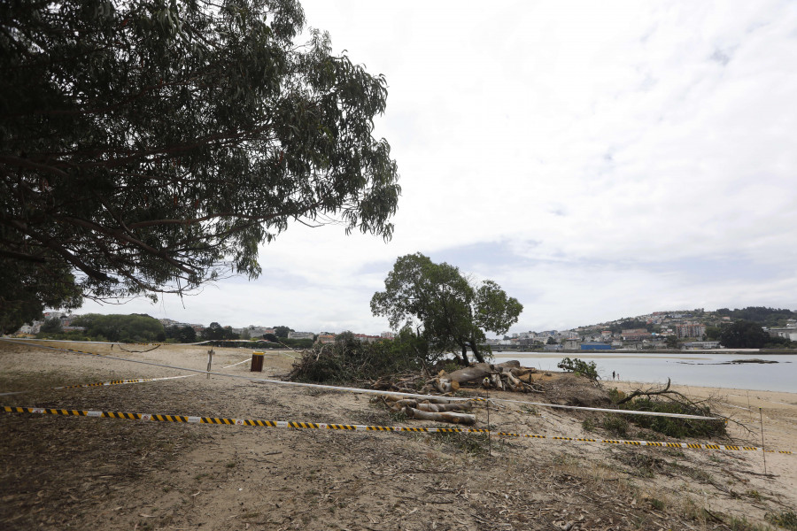 Retiran la escombrera de la playa de Santa Cristina que enfrentó a Oleiros con Demarcación de Costas