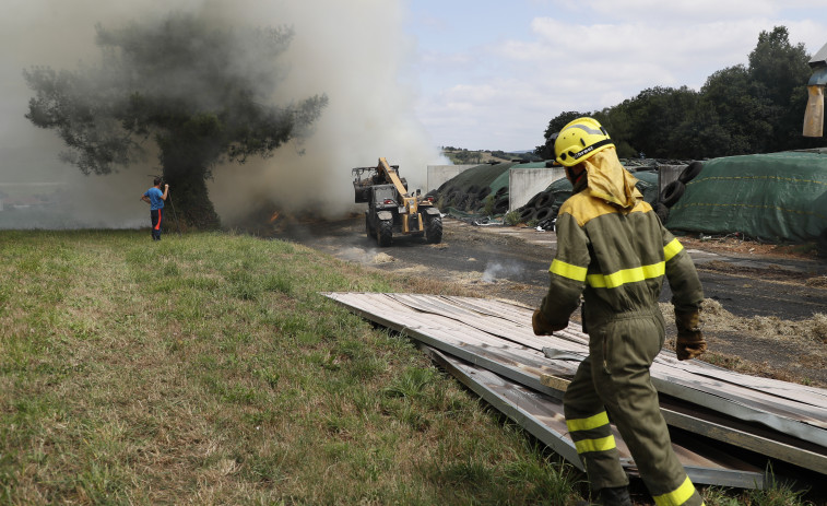 Sufre quemaduras en un incendio en una explotación ganadera en Palas de Rei