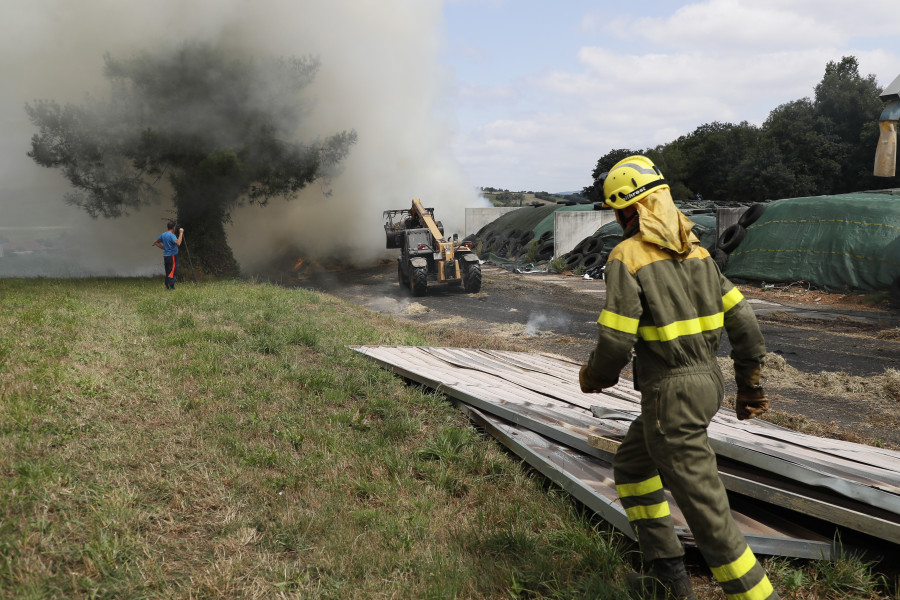 Sufre quemaduras en un incendio en una explotación ganadera en Palas de Rei