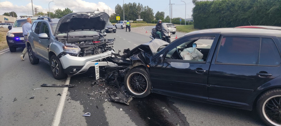 Un hombre resulta herido en una colisión entre dos coches en la Nacional-VI en Bergondo