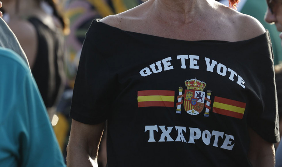 La Junta Electoral Central prohíbe ir a votar con una camiseta con el lema "Que te vote Txapote"