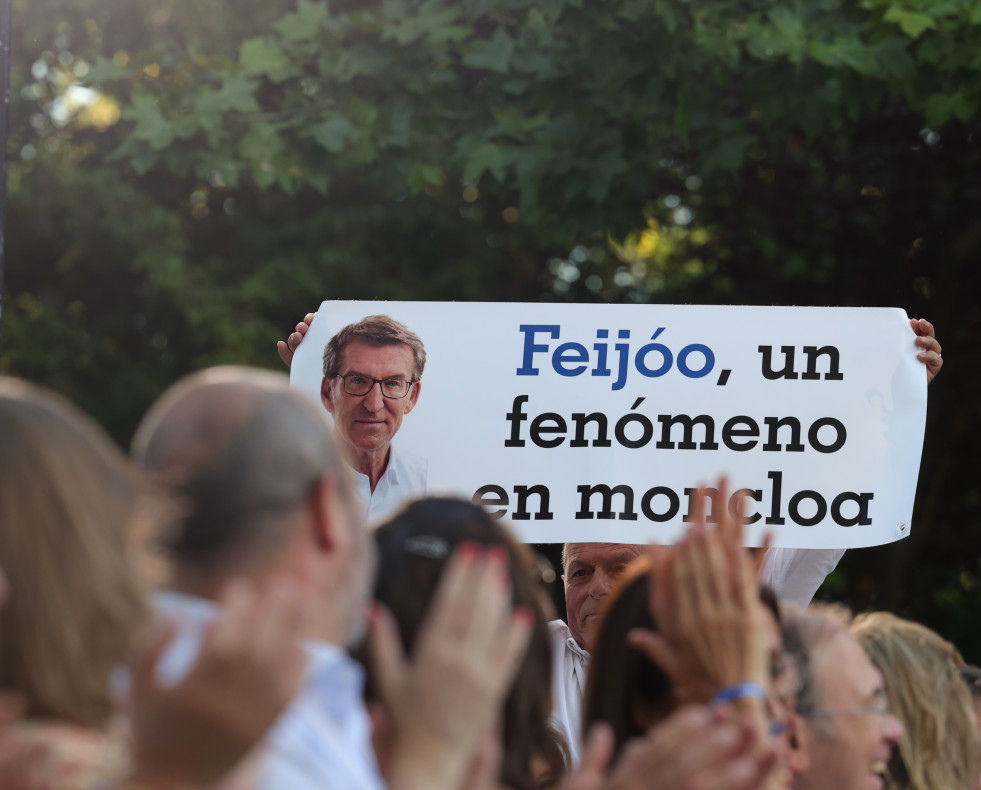 Un asistente al mitin sujeta una pancarta de apoyo al líder del Partido Popular y candidato a la Presidencia del Gobierno, Alberto Núñez Feijóo @Jesus Hellín (EP)