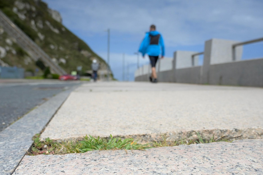 La zona que conduce a O Portiño es el ‘hermano pobre’ del Paseo Marítimo de A Coruña