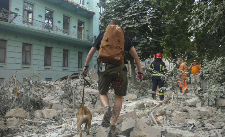 Un muerto y 22 heridos, entre ellos cuatro niños, en un ataque nocturno ruso contra Odesa