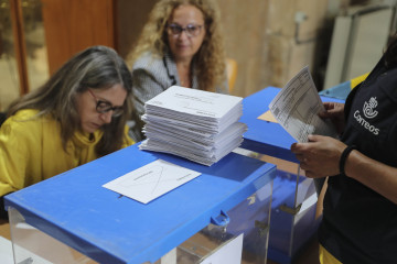 Una cartera deposita los votos por correo de las elecciones generales @J.L. Cerejido