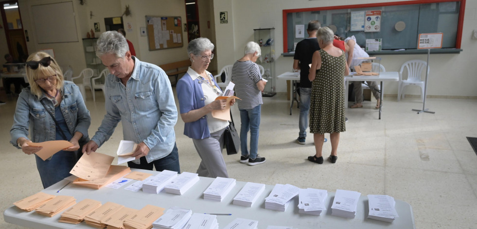 El PSOE denuncia la aparición de sobres con el voto del PP dentro en colegios electorales de Ourense