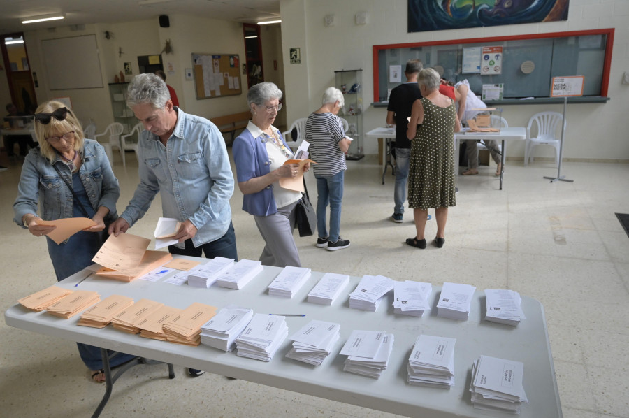 El PSOE denuncia la aparición de sobres con el voto del PP dentro en colegios electorales de Ourense