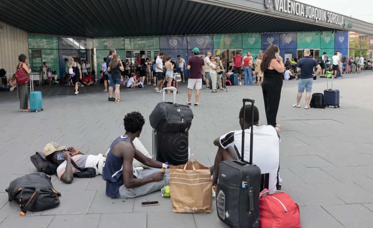 Renfe habilita alternativas para transportar a viajeros afectados por la suspensión de trenes en Valencia