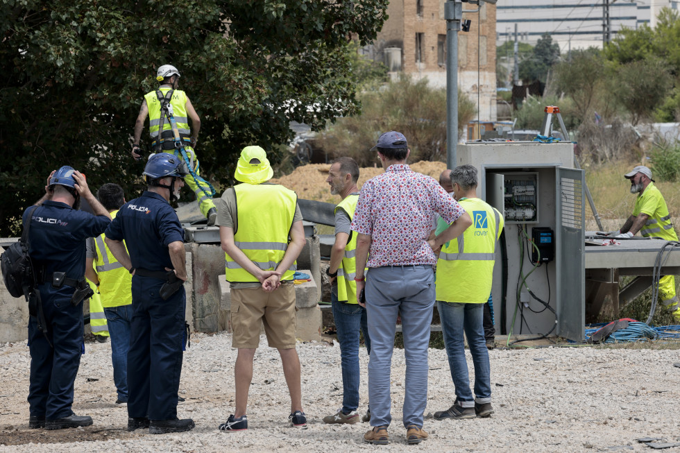 Personal de ADIF, operarios y agentes de la Policía Nacional trabajan solucionar los incidentes línea Valencia