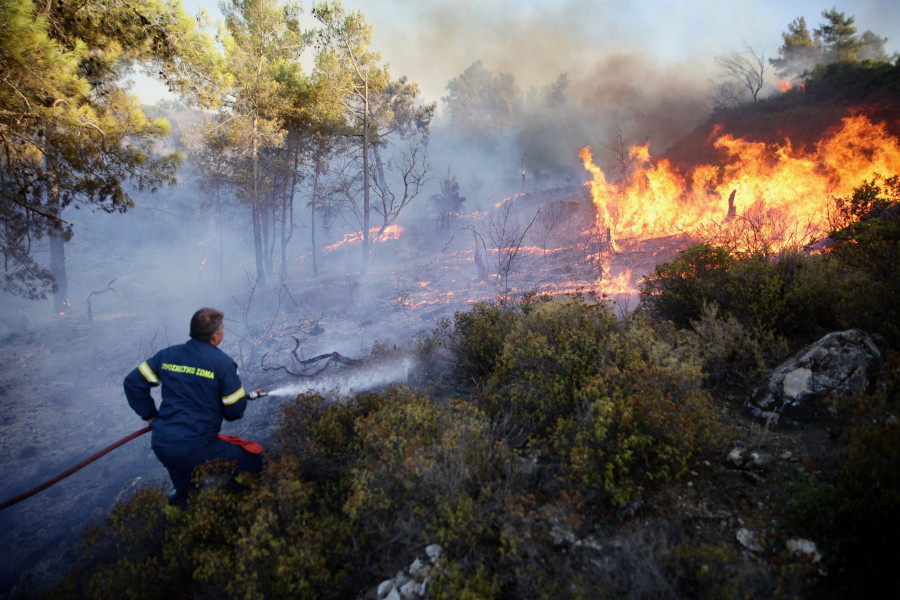 Evacuadas 18 localidades de la isla griega de Corfú y siete de Eubea por grandes incendios