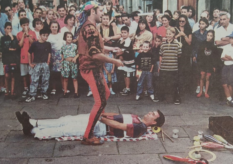 Hace 25 años: La feria medieval lleva a A Coruña atrás en el tiempo y un menor casi se ahoga en el Orzán