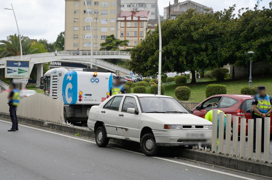 Un conductor se sale de la vía en A Coruña y destroza la mediana de Alfonso Molina
