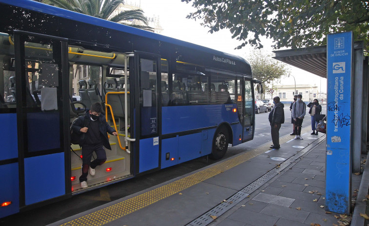 Los usuarios que escogen el bus para ir a las playas de Oleiros se triplican tras reforzar el servicio