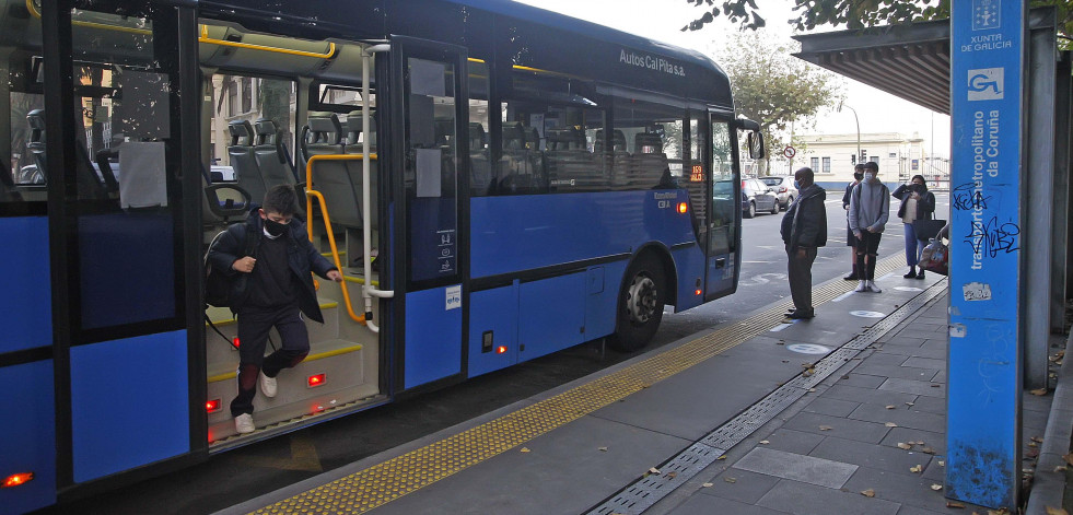 Los usuarios que escogen el bus para ir a las playas de Oleiros se triplican tras reforzar el servicio