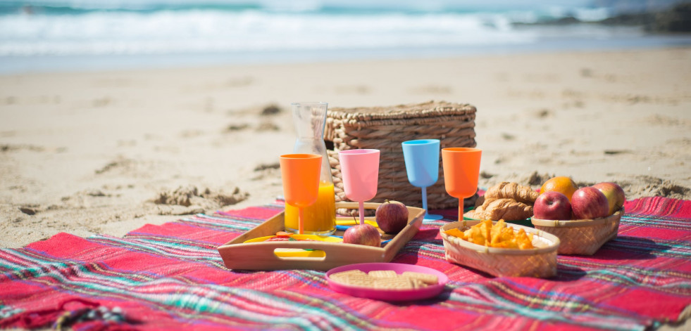 Ni nevera llena ni guardar tortilla para otro día de playa: claves alimentarias en verano