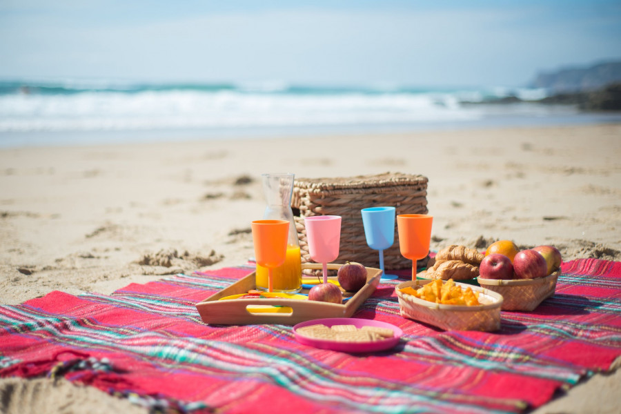 Ni nevera llena ni guardar tortilla para otro día de playa: claves alimentarias en verano