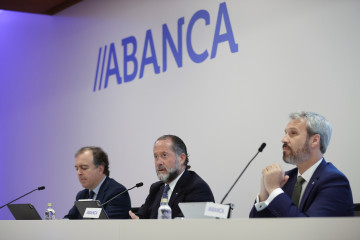 El presidente de Abanca, Juan Carlos Escotet (c), junto al consejero delegado, Francisco Botas (i), y al director general financiero, Alberto de Francisco