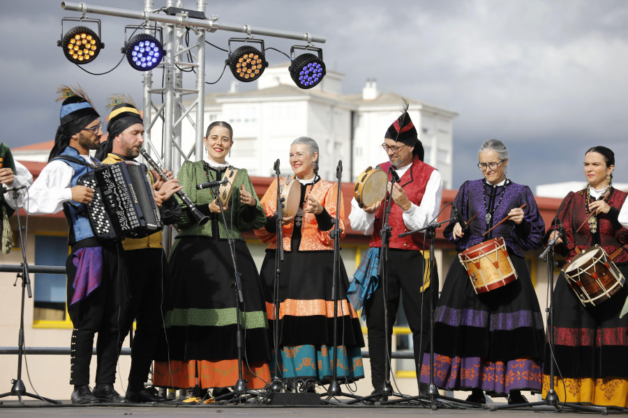 O Birloque bailó de forma enxebre y se partió de risa en su primer día de fiesta