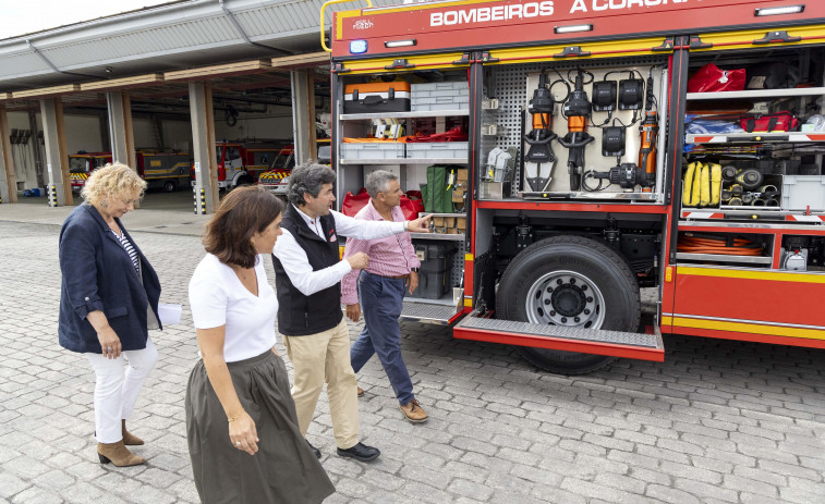 Los Bomberos de A Coruña estrenan un camión para liberar a víctimas de accidentes