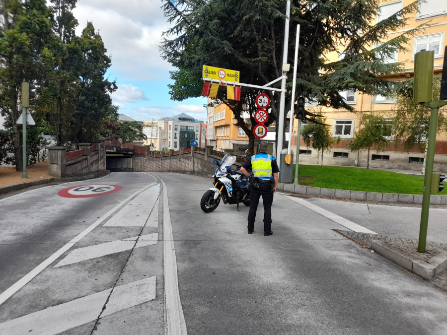 Un vehículo choca contra dos coches en el túnel de María Pita y se da a la fuga