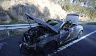 Un coche arde mientras circulaba por la Tercera Ronda de A Coruña