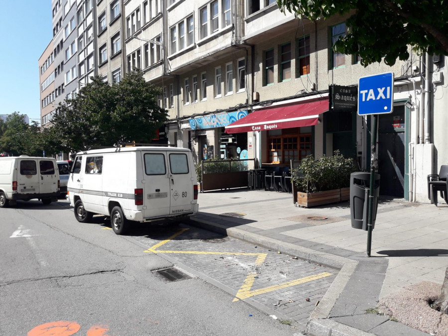 Vacían cuatro toneladas de basura acumulada por los okupas de la avenida de Oza