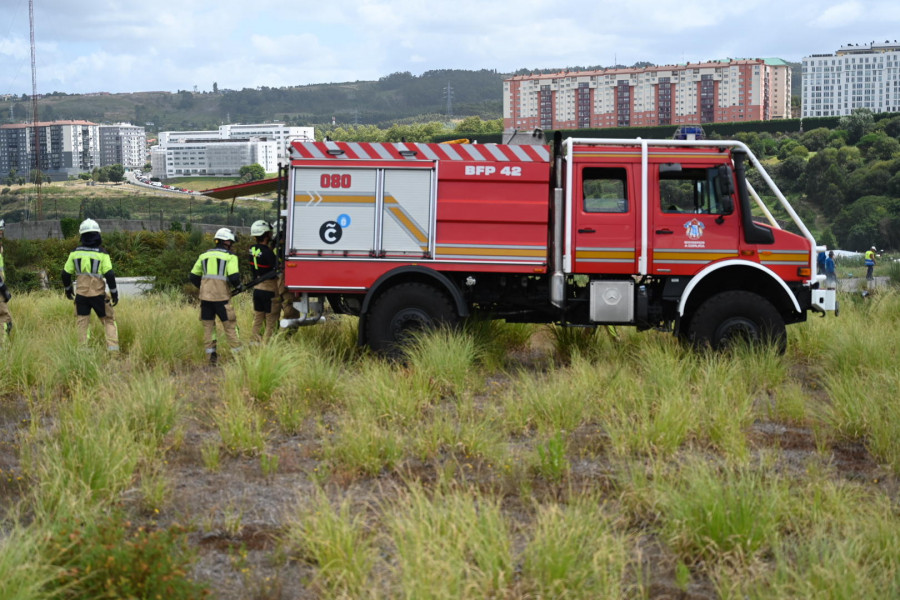 Los Bomberos sofocan un incendio forestal en el lugar coruñés de Vío