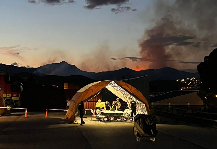 El incendio de Portbou, en Girona, sigue sin control y obliga a desalojar a un centenar de vecinos