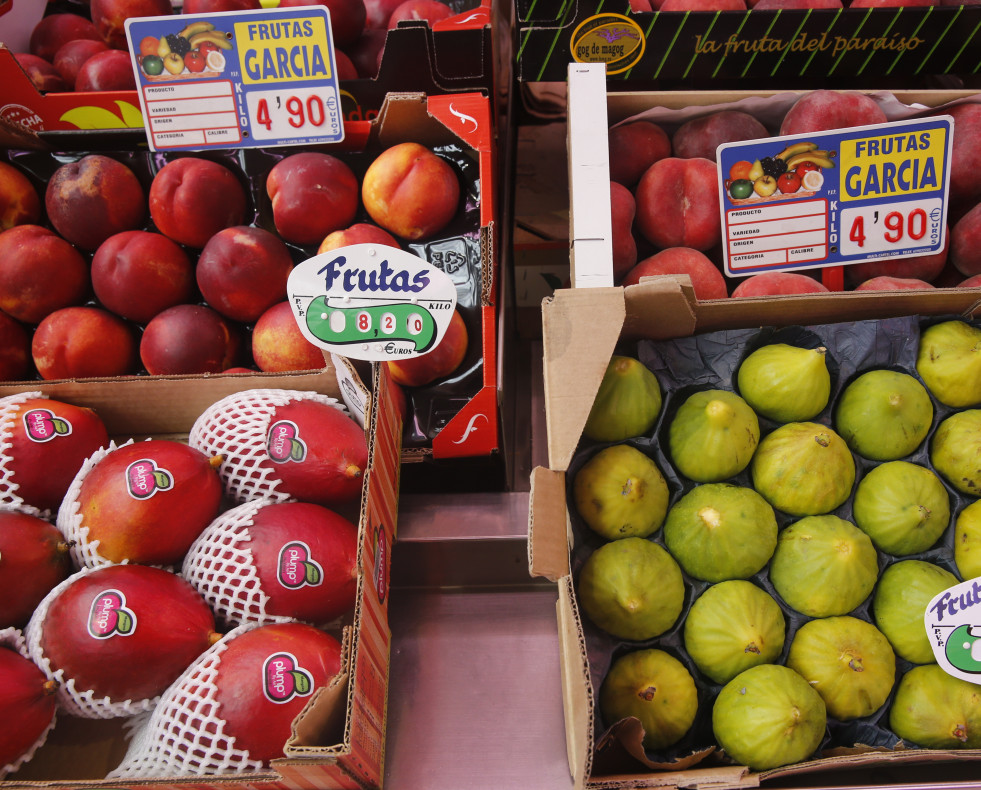 Precio de la fruta en un puesto de un mercado de Madrid @EFE