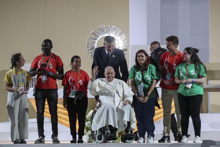 El papa pide a los jóvenes en una misa multitudinaria en Lisboa que "no tengan miedo"