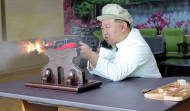 Kim Jong-un inspecciona importantes fábricas de armas de Corea del Norte