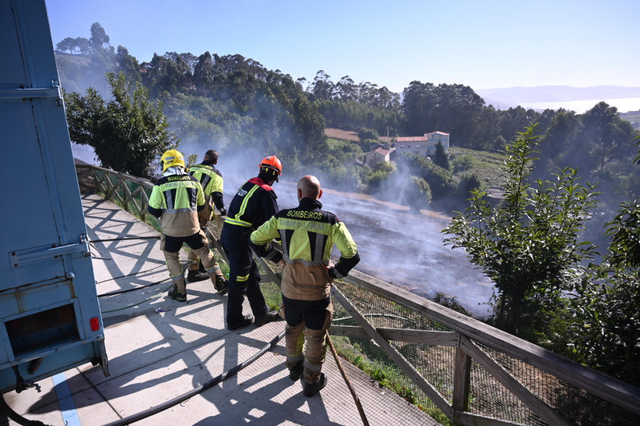 Estabilizado un incendio en Arteixo que lleva calcinadas más de 1,5 hectáreas