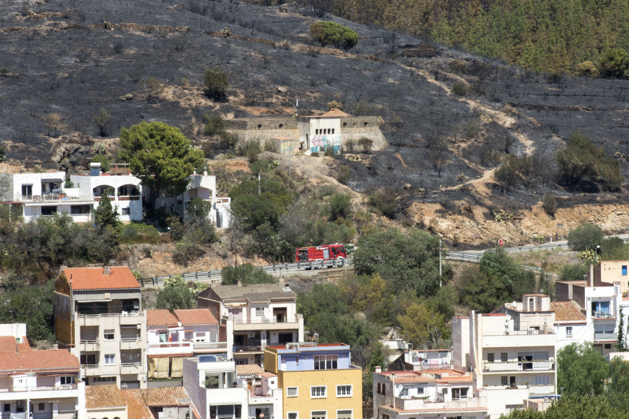 Los Bomberos dan por controlado el incendio de Portbou, que obligó a evacuar a cientos de vecinos